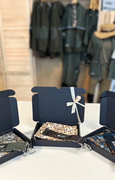 Geschenkset „Blumige Grüße“: Schal und Anhänger